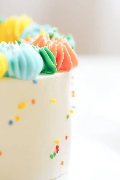 Vertical background of white cake with colorful cream close up —  Fotos de Stock