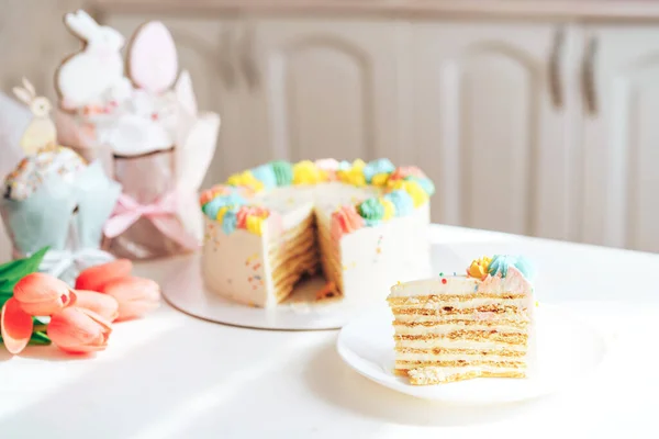 Repostería casera y flores preparadas para Pascua — Foto de Stock