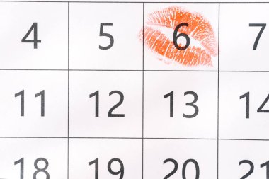 Takvimin altı numarasında kırmızı ruj izi var.