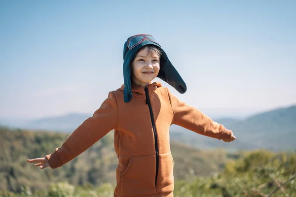 Niño vestido como piloto se para al aire libre — Foto de Stock