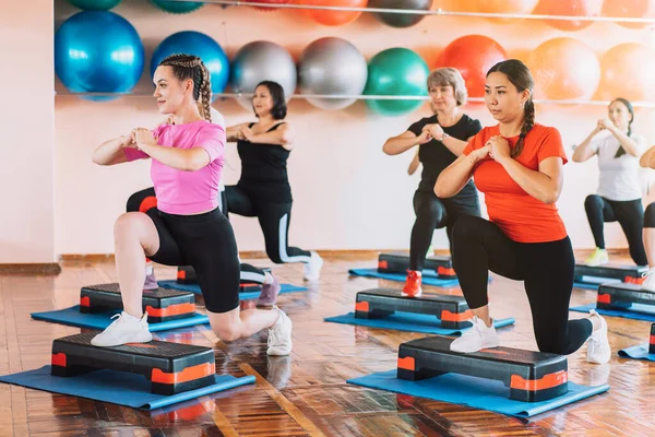 Grupo Mujeres Haciendo Aeróbicos Escalonados Interiores —  Fotos de Stock