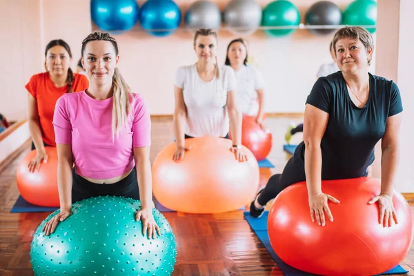 Grupa Kobiet Zaangażowane Fitness Oparł Swoje Ręce Fitball — Zdjęcie stockowe