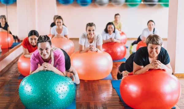 Frauengruppe Beim Fitnesstraining Mit Den Ellbogen Auf Dem Fitball — Stockfoto