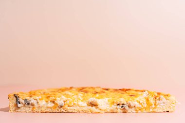 Pembe arka planda ikiye bölünmüş tavuk turtası..