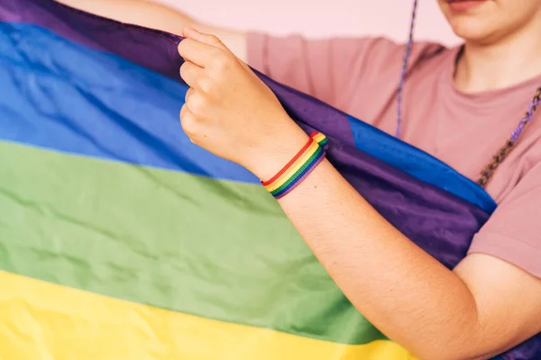 Elinde Lgbt Bileziği Olan Bir Kız Gökkuşağı Bayrağı Taşıyor — Stok fotoğraf