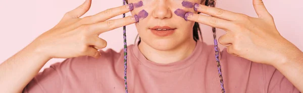 Girl Paints Fingers Purple Paint Her Face — Fotografia de Stock