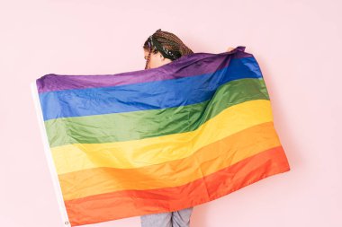 Sırtında LGBT bayrağı olan pembe bir kız..