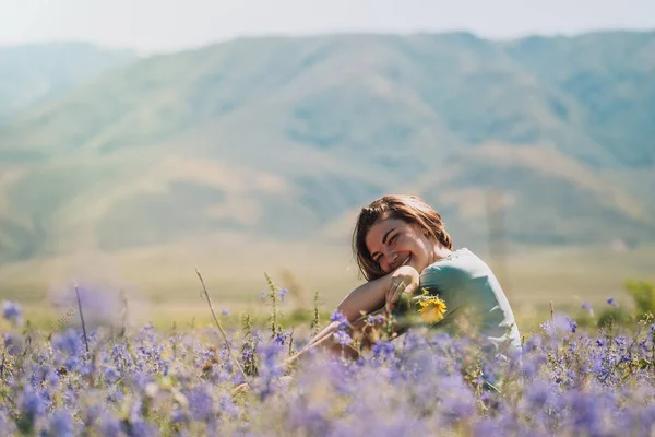 Girl Holding Sunflower Her Hands Sitting Field Purple Ginseng — Stok fotoğraf