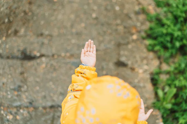 Raindrops Fall Palm Little Girl Yellow Suit — Φωτογραφία Αρχείου