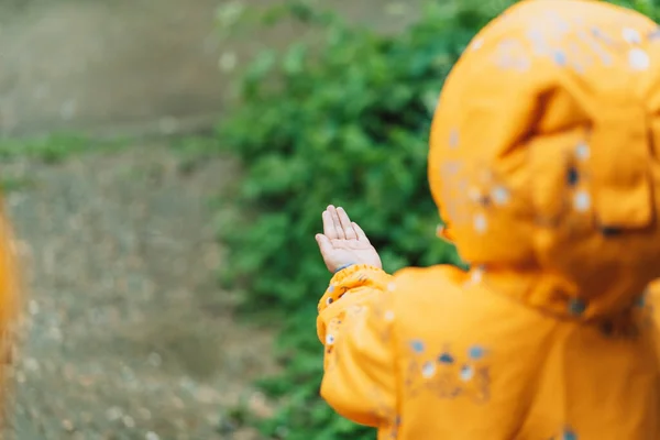 Little Girl Yellow Suit Catches Raindrops Her Palm — Foto Stock