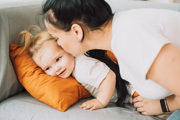 Little Girl Lying Sofa Mom Kissing Her — Stok fotoğraf