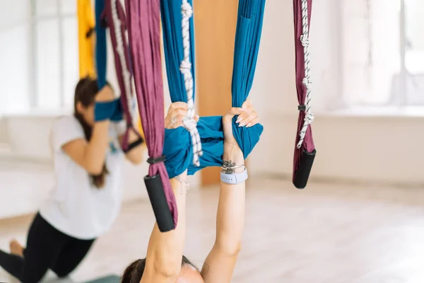 Girls Doing Stretching Holding Hands Hammocks — Stockfoto