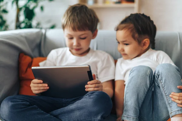 Children Sitting Couch Watching Videos Tablet — Foto de Stock
