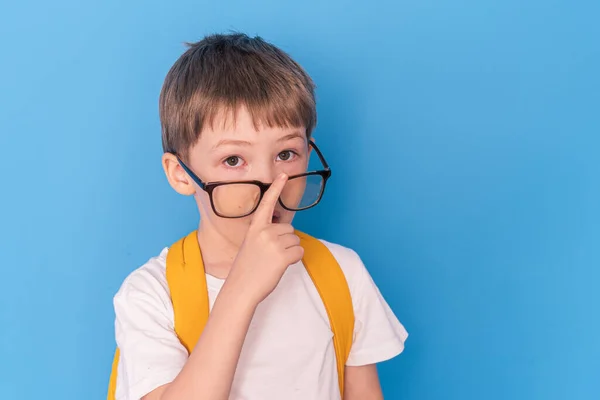 Surprised Boy Eyeglasses Yellow Briefcase Stands Blue Background — ストック写真