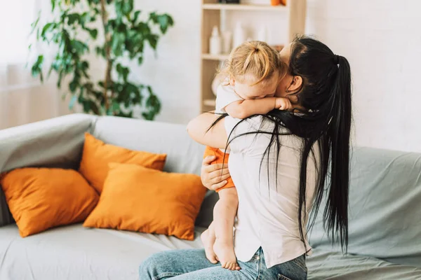 Mom Hugs Soothes Crying Child — 스톡 사진