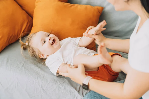 Young Mother Plays Her Child Couch — Stok fotoğraf