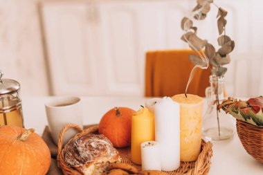 Sonbahar içleri mumlar ve ev yapımı pastalarla dolu..