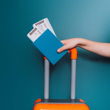 Pasaportda mavi arka planda iki bilet var..