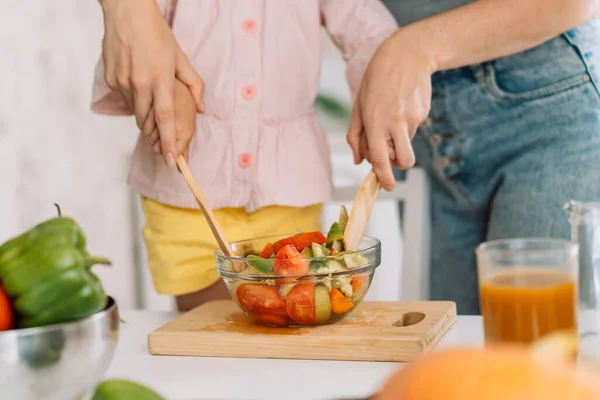 Mutter Und Tochter Mischen Salat Mit Holzspachteln — Stockfoto