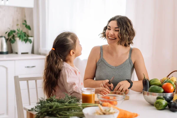 Mutter Und Tochter Lächeln Und Kochen Zusammen — Stockfoto