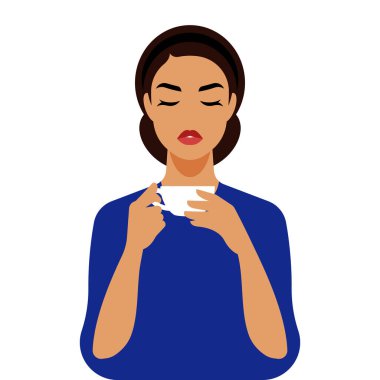 Güzel bir kadın bir fincan çayla dinleniyor. Güzel kız elinde kupayla aşağıya bakıyor. Sakin ve odaklanmış bir bayan. Beyaz arka planda bir kadın portresi. Poster, kapak, afiş için güzel bir insan.