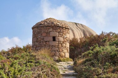 Gümrük memurları eskiden Ploumanac 'h kıyısında, Cotes d' Armor bölgesinde, Perros-Guirec kasabasında bir köy olan Gatehouse 'u kullanırdı..