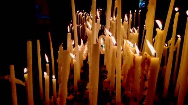 4K段在教堂近视时焚烧蜡烛的录像 — 图库视频影像