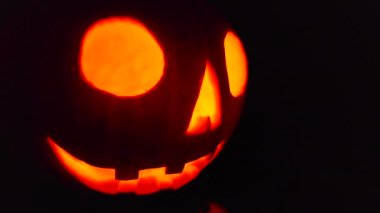 Karanlıkta parlayan bir Jack O 'Lantern' a yaklaş.
