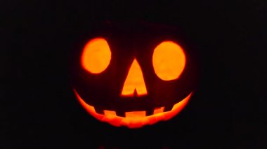 Karanlıkta parlayan bir Jack O 'Lantern' a yaklaş.