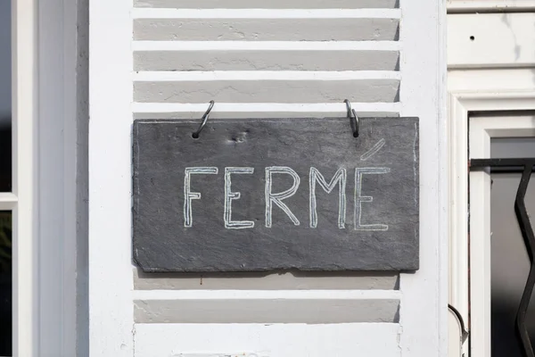 紧跟着附在法文快门上的书写板 Ferme 在英文中的意思 — 图库照片