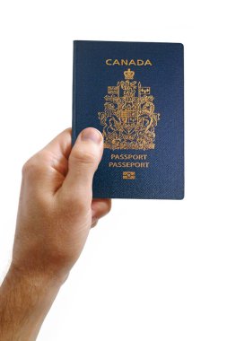Beyaz bir arka planda elinde Kanada pasaportu olan bir adamın yakın plan fotoğrafı..