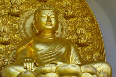 Londra, Battersea Park 'taki Barış Pagoda' sından altın bir heykel.