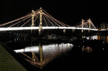 Londra 'daki Albert Köprüsü' nün Thames nehrine yansıyan görüntüsü..