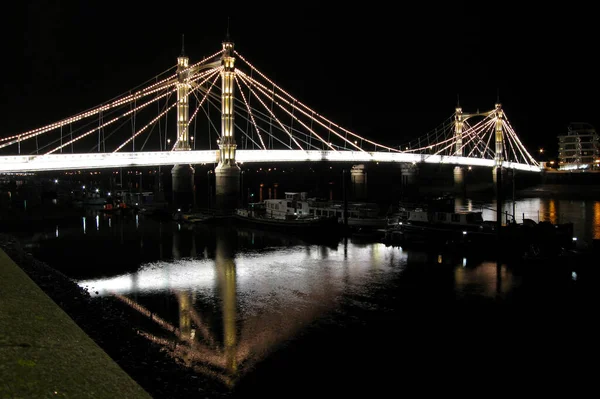 Noche Albert Bridge Londres Con Reflejo Río Támesis — Foto de Stock
