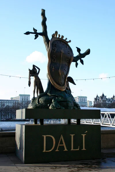 London England Januari 2007 Salvador Dali Staty Smältklockan Embankment Nära — Stockfoto