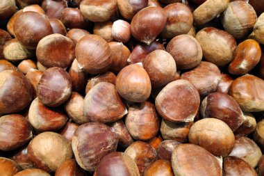 Bir markette satılık kestane yığınına yakın plan..
