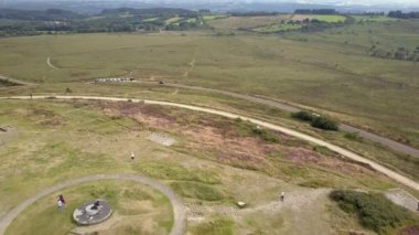 Brittany 'deki Mont Saint-Michel de Brasparts' ın üzerinden geriye doğru hareket ediyor..