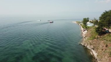 Rusya 'nın Irkutsk Oblastı' nın Irkutsky Bölgesi 'nde yer alan Listvianka kasabasındaki Baykal Gölü' nün havadan görünüşü.