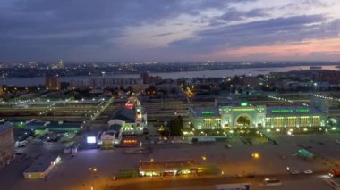 Geceleyin Novosibirsk Trans-Sibirya tren istasyonundan zaman ayarlı.