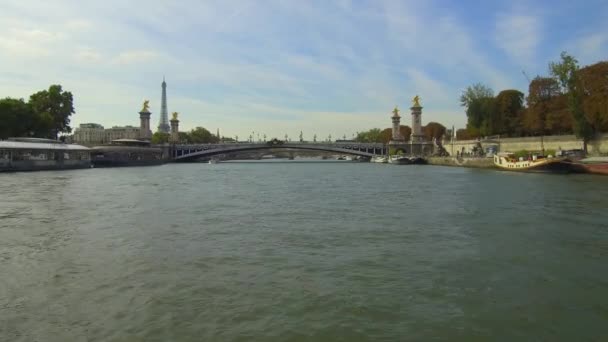 セーヌ川を渡ってポンド アレクサンドル3世に向かって撮影されましたエッフェル塔の後ろ — ストック動画