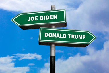 İki yön işareti, biri solu işaret eden (Joe Biden), diğeri de sağı gösteren (Donald Trump)).