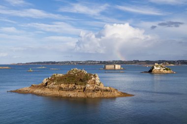 Roch Gored, Louet Adası ve Taureau Şatosu Finistere 'deki Morlaix Körfezi' nde bulunmaktadır..