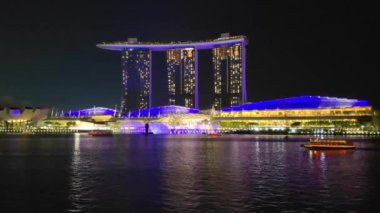 Marina Körfezi Kumları Geceleyin Singapur Nehri boyunca.