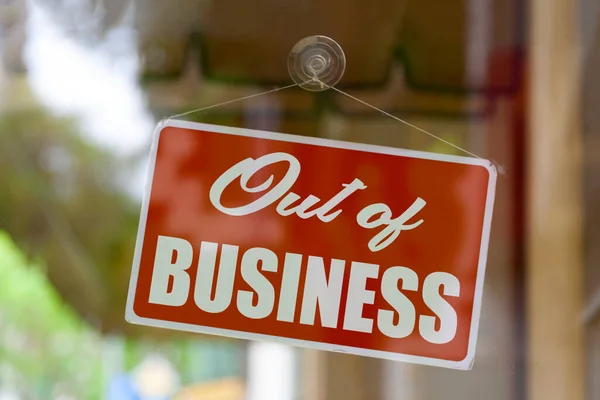 Detailní Záběr Červenou Ceduli Okně Obchodu Zobrazující Zprávu Konec Podnikání — Stock fotografie