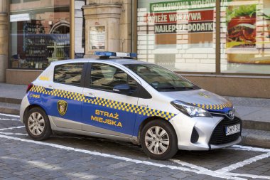 Wroclaw, Polonya - Haziran 05 2019: Belediyenin polis arabası (Straz Miejska) Eski Şehir 'e park etti.
