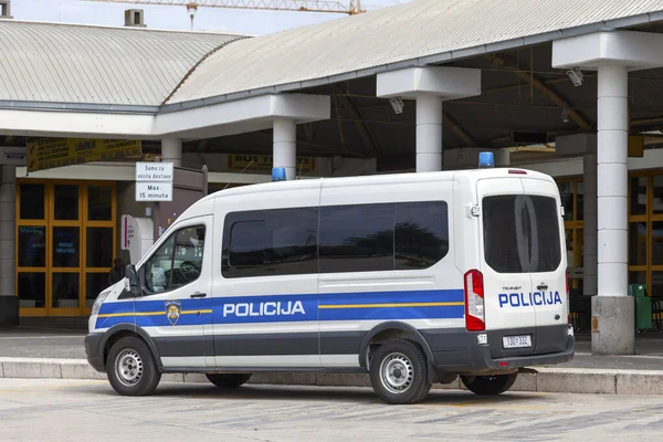 Zadar, Hırvatistan - 14 Nisan 2019: Polis minibüsü Otobüs Terminaline park etti.