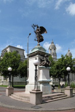 Cardiff, Galler - 24 Haziran 2006: Boer Savaşı Anıtı olarak da bilinen Güney Afrika Savaşı Anıtı, 1908 yılında dikilmiş bir savaş anıtıdır..