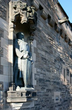 Edinburgh, İskoçya - 02 Kasım 2006: William Wallace 'ın heykeli Alexander Carrick tarafından 1929 yılında yapılmış ve şatonun Gatehouse girişinde yer almaktadır..