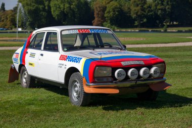 Chantilly, Fransa - Eylül 2016: Peugeot 504 Rallye Group 4, 1977 yılında rallye Bandama sırasında Guichet ve Todt tarafından kullanıldı.