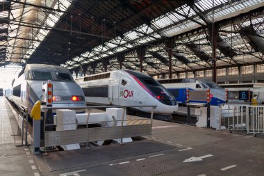 Paris, Fransa - 21 Mart 2019: Dört televizyon yan yana Gare du Nord 'da kalkışa hazır.